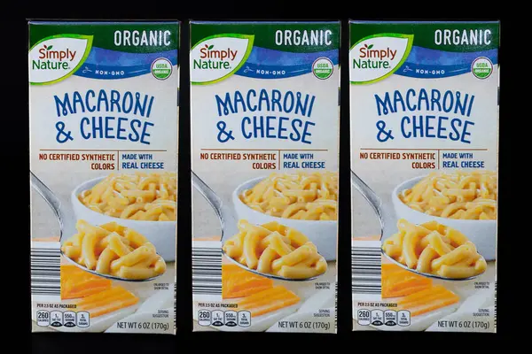 明尼苏达州明尼阿波利斯市 2023年12月18日 Aldi Simply Nature Organic Macaroni和Cheese组合三种包装和商标标志 图库照片