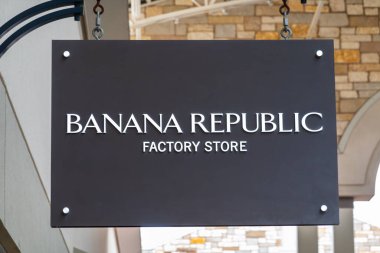 EAGAN, MN, ABD - 26 Aralık 2023: Banana Republic Factory Store dış ve ticari marka logosu.