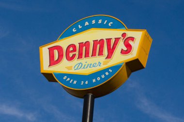 HUDSON, WI, ABD - 11 Ekim 2021: Denny 'nin Klasik Restoran dış ve ticari marka logosu.