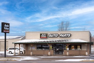 NEW RICHMOND, WI, ABD - 31 ARALIK 2023: Auto Değer Parça Dükkanları dış ve ticari marka logosu.