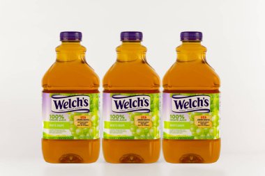 NEW RICHMOND, WI, ABD - 31 Aralık 2023: Welch 'in Üzüm Suyu kutuları ve ticari marka logosu.