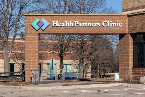 ST Paul, MN, ABD - FEBRUARY 11, 2024: Sağlık Ortakları Kliniği dış girişi ve ticari marka logosu.