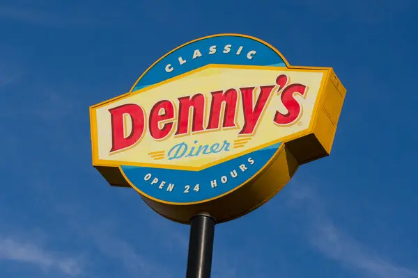 美国密歇根州Hudson 2021年10月11日 Denny Classic Diner外部和商标标志 图库图片