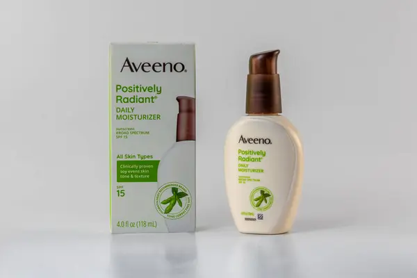 Aveeno Behälter Für Die Tägliche Feuchtigkeitscreme Mit Positiver Strahlung lizenzfreie Stockbilder