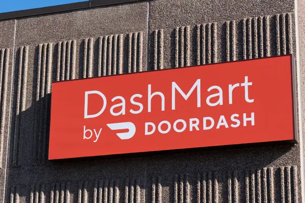 Paul Febrero 2024 Dashmart Doordash Warehouse Facility Exterior Trademark Logo Imagen de archivo