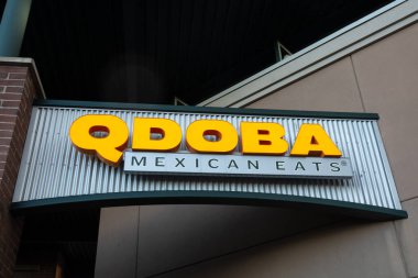 Fort Collins, CO, ABD - 12 Mayıs 2024: Qdoba Meksikalı Dışı ve Logosu Yiyor.
