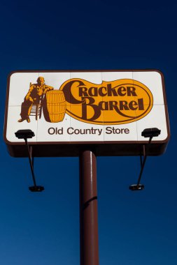 LAS CRUCES, NM, ABD - 17 Mayıs 2024: Cracker Barrel restoranının dış tabela ve ticari marka logosu.