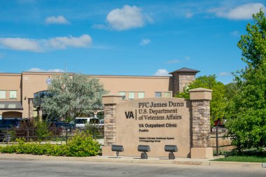 PUEBLO, CO, ABD - 15 Mayıs 2024: PFC James Dunn VA Dışarıdaki Ayakta Tedavi Kliniği.