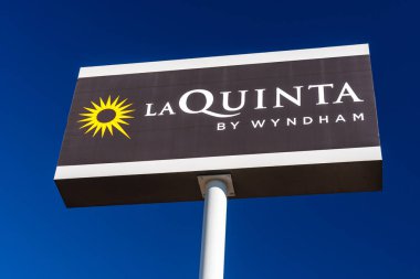 LAS CRUCES, NM, ABD - 17 Mayıs 2024: La Quinta Inn and Suites dış tabela ve ticari marka logosu.