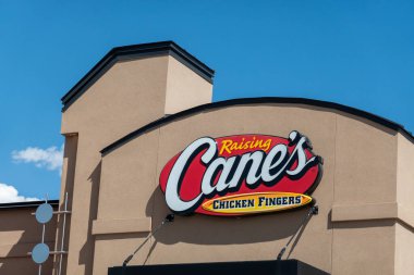 EL PASO, TX, ABD - 17 Mayıs 2024: Greising Cane 's Chicken Fingers restoranının dış tabela ve ticari marka logosu.