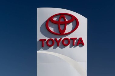 LAS CRUCES, NM, ABD - 17 Mayıs 2024: Toyota otomotiv bayisi dış tabela ve ticari marka logosu.