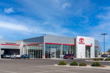 LAS CRUCES, NM, ABD - 17 Mayıs 2024: Toyota otomotiv bayisi dış tabela ve ticari marka logosu.
