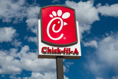 COLORADO SPRINGS, CO, ABD - 19 Mayıs 2024: Chick-fil-A restoran dış tabela ve ticari marka logosu.