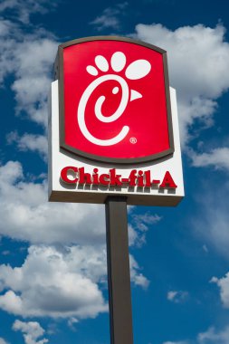 COLORADO SPRINGS, CO, ABD - 19 Mayıs 2024: Chick-fil-A restoran dış tabela ve ticari marka logosu.