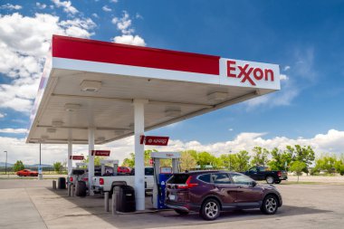 TRINIDAD, CO, ABD - 19 Mayıs 2024: Exxon benzin istasyonu dış tabela ve ticari marka logosu.