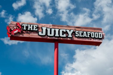 COLORADO SPRINGS, CO, ABD - 19 Mayıs 2024: Sulu Deniz Ürünleri Restoranı dış tabela ve ticari marka logosu.