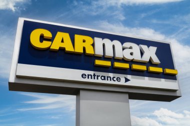 ST Paul, NM, ABD - 2 Haziran 2024: Carmax oto galerisi dış tabela ve ticari marka logosu.