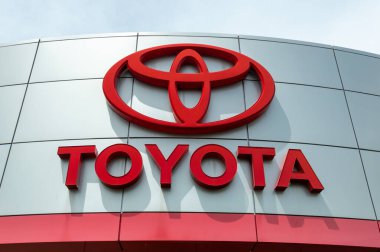 ST Paul, NM, ABD - 2 Haziran 2024: Toyota otomobil bayisi dış ve ticari marka logosu.
