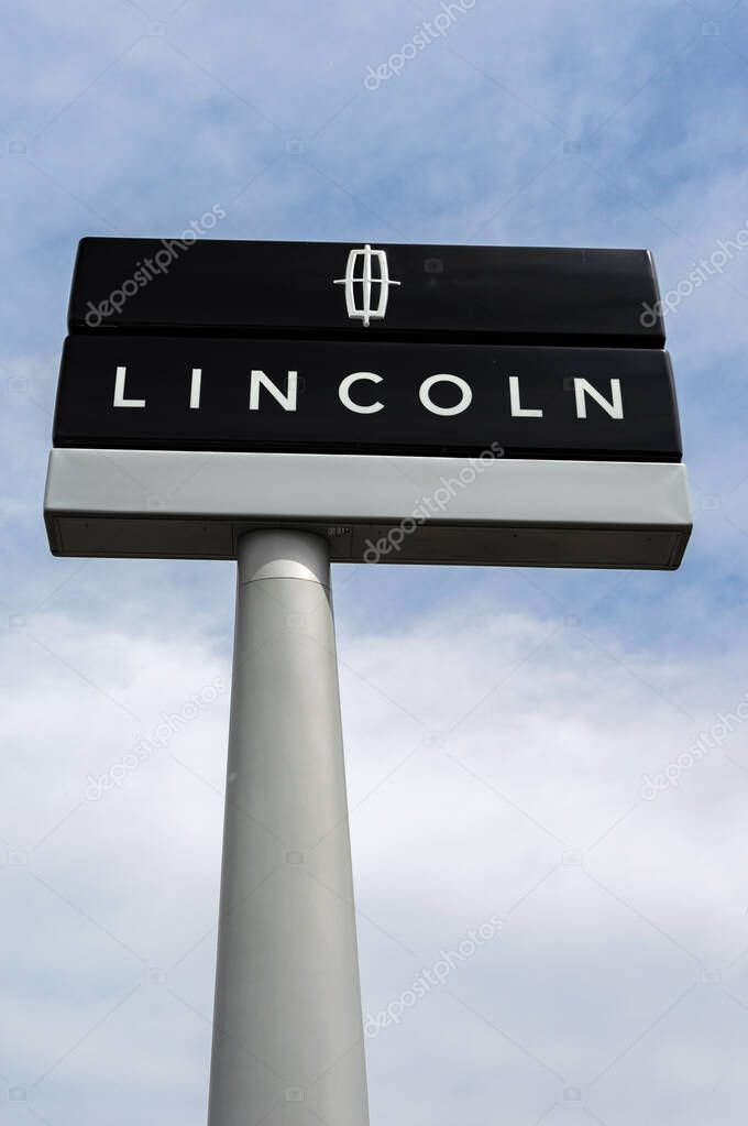 ST PAUL, NM, USA - JUNE 2, 2024:Lincoln auto dealership sign  exterior and trademark logo.