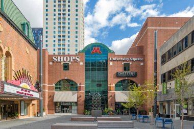 ROCHESTER, MN, ABD - 21 Ekim 2023: University Square 'de Minnesota Rochester Üniversitesi amblemi.