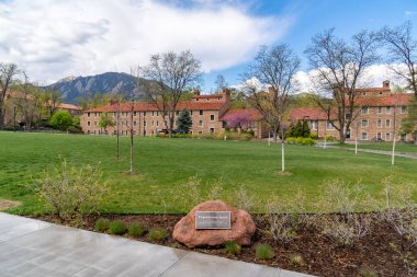 BOULDER, CO, ABD - 12 Mayıs 2024: Colorado 'daki Boulder Üniversitesi' nde Engebretson Avlusu.