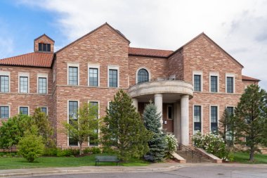 BOULDER, CO, ABD - 12 Mayıs 2024: Colorado Üniversitesi 'nde Koelbel Hall Boulder.