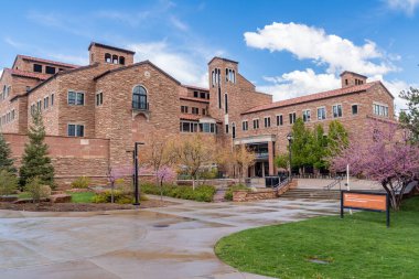 BOULDER, CO, ABD - 12 Mayıs 2024: Boulder 'daki Colorado Üniversitesi Topluluk Merkezi.
