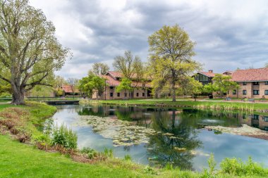 BOULDER, CO, ABD - 12 Mayıs 2024: Colorado Boulder Üniversitesi 'nde öğrenci konutları ve su özellikleri.