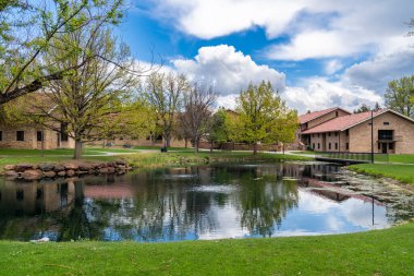 BOULDER, CO, ABD - 12 Mayıs 2024: Colorado Boulder Üniversitesi 'nde öğrenci konutları ve su özellikleri.