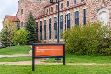 BOULDER, CO, ABD - 12 Mayıs 2024: Colorado Üniversitesi 'nde Wolf Law Building Boulder.