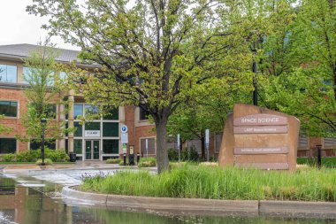 BOULDER, CO, ABD - 12 Mayıs 2024: Boulder 'daki Colorado Üniversitesi' nde LASP Uzay Bilimleri Binası.