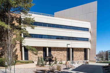 LARAMIE, WY, ABD - 13 Mayıs 2024: Wyoming Üniversitesi Mühendislik ve Uygulamalı Bilim Binası.