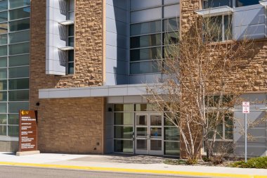 LARAMIE, WY, ABD - 13 Mayıs 2024: Wyoming Üniversitesi 'nde George C. Frison Binası.