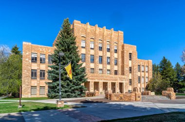 LARAMIE, WY, ABD - 13 Mayıs 2024: Wyoming Üniversitesi 'nde Sanat ve Bilim Binası.