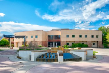 Fort Collins, CO, ABD - 13 Mayıs 2024: Colorado Eyalet Üniversitesi Fizik Binası.