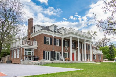 Fort Collins, CO, ABD - 13 Mayıs 2024: Colorado Eyalet Üniversitesi Sigma Phi Epsilon Kardeşlik Evi.