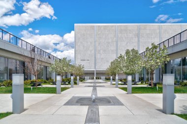 COLORADO Baharı, CO, ABD - 14 Mayıs 2024: Arnold Hall ve Plaza ABD Hava Kuvvetleri Akademisi.