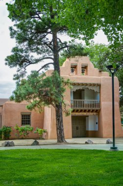 ALBUQUE, NM, ABD - 15 Mayıs 2024: New Mexico Üniversitesi Mezunlar Anıtı Şapeli.