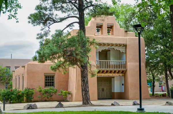 ALBUQUE, NM, ABD - 15 Mayıs 2024: New Mexico Üniversitesi Mezunlar Anıtı Şapeli.