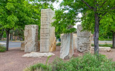 ALBUQUERQUE, NM, ABD - 15 Mayıs 2024: New Mexico Üniversitesi 'nde taş giriş heykeli.