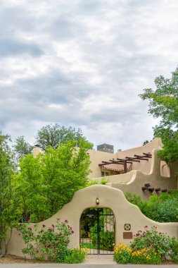 ALBUQUE, NM, ABD - 15 Mayıs 2024: New Mexico Üniversitesi Üniversite Evi.