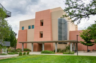 ALBUQUERQUE, NM, ABD - 15 Mayıs 2024: New Mexico Üniversitesi Eğitim ve İnsan Bilimleri Koleji.