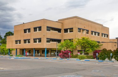 ALBUQUERQUE, NM, ABD - 15 Mayıs 2024: New Mexico Üniversitesi Kamu Yönetimi ve Sosyal Bilimler Okulu.
