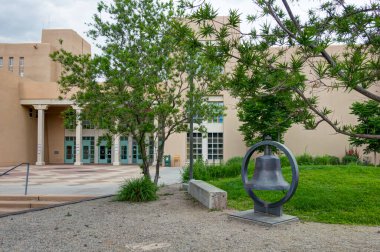 ALBUQUERQUE, NM, ABD - 15 Mayıs 2024: New Mexico Üniversitesi 'nde USS New Mexico Ship Bell ve Zimmerman Kütüphanesi.