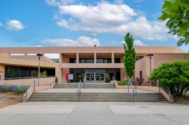 ALBUQUERQUE, NM, ABD - 15 Mayıs 2024: New Mexico Üniversitesi Johnson Merkezi.