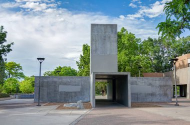 ALBUQUERQUE, NM, ABD - 15 Mayıs 2024: New Mexico Üniversitesi 'nde yapılandırılmış altgeçit geçidi.