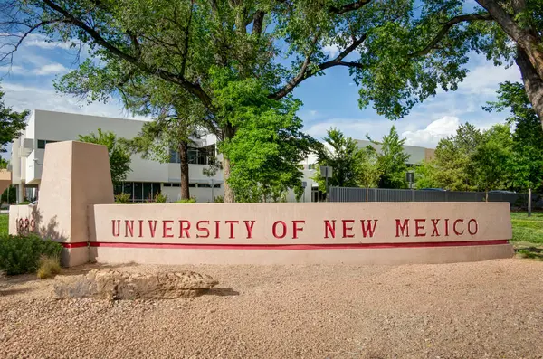 ALBUQUERQUE, NM, ABD - 15 Mayıs 2024: New Mexico Üniversitesi Giriş İşareti.