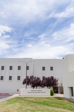 LAS CRUCES, NM, ABD - 16 Mayıs 2024: Edgar R. Garrett konuşması ve New Mexico Eyalet Üniversitesi İşitme Merkezi.
