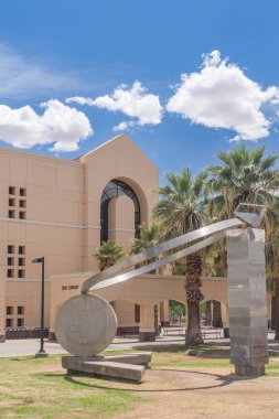 LAS CRUCES, NM, ABD - 16 Mayıs 2024: New Mexico Eyalet Üniversitesi 'nde Bilgi Araştırması.