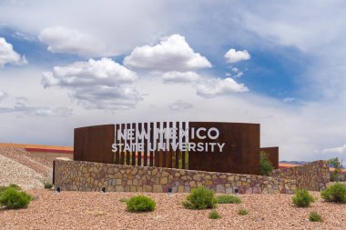 LAS CRUCES, NM, ABD - 16 Mayıs 2024: New Mexico Eyalet Üniversitesi Giriş İşareti.